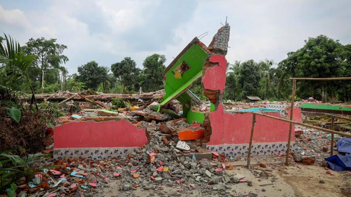 ঘরবাড়ি গুঁড়িয়ে দিয়ে মুসলিমদের উচ্ছেদ ও বাংলাদেশে বিতাড়ন করছে ভারত